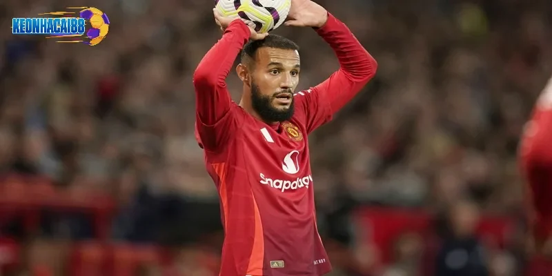 Sự xuất hiện của Mazraoui có thể giải quyết vấn đề nhân sự hàng thủ.